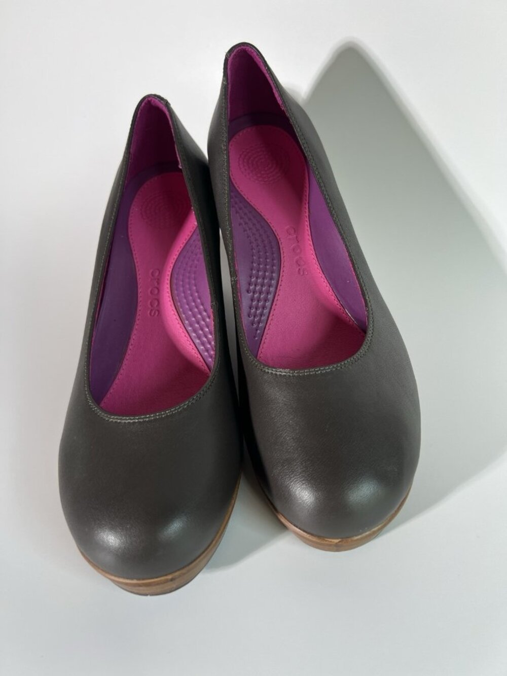 Crocs A-Leigh Espresso / Walnut Leather Closed Toe Wedge Pumps Women's Size 8 - Picture 8 of 14